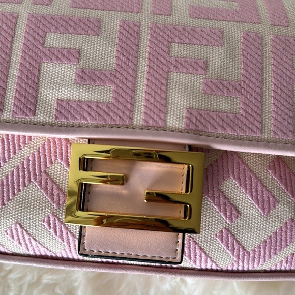 FENDI *NEW RARE* Baguette - Pink with cutout lettering crossbody strap & Dustbag - Picture 4 of 17